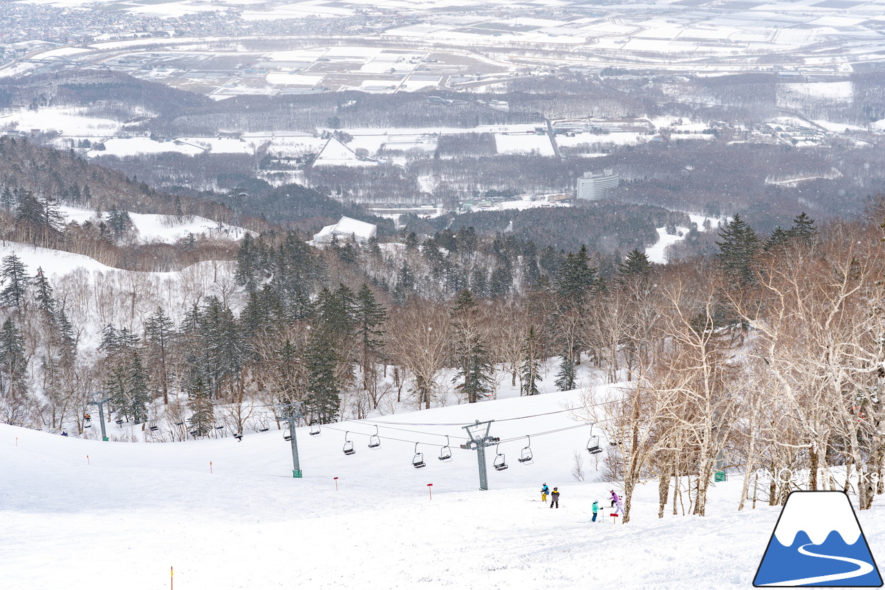 富良野スキー場｜季節は、まだ冬？それとも…？小雪が舞い、たくさんの雪が残る富良野スキー場で、春の恒例イベント『春スキー池渡り大会』開催(^^)/